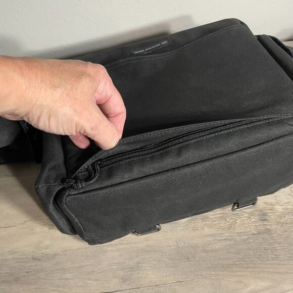 Lowepro LP36616 Urban Reporter 150 Camera Video Messenger Bag - Black - pockets - Picture 14 of 16